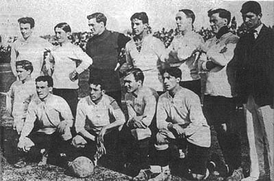 1917년 남미축구선수권대회 경기에 앞서 선 우루과이 대표팀