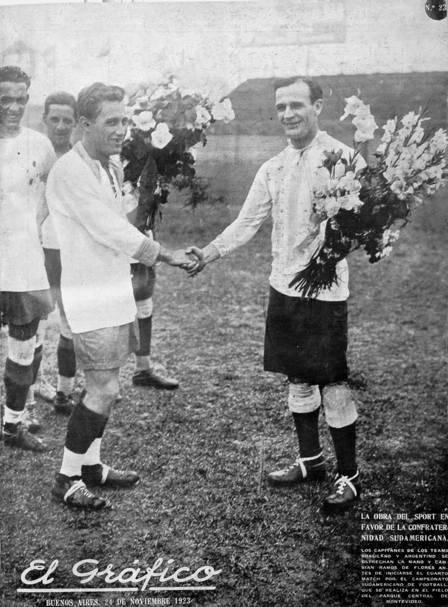 1923년 남미축구선수권대회 아르헨티나와 브라질 주장이 악수하는 모습