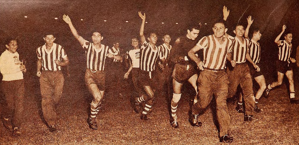1953년 남미축구선수권대회 우승 뒤 경기장을 도는 파라과이 선수들