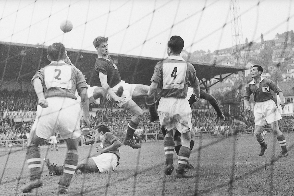 1954 FIFA 월드컵 헝가리전에서 수비하는 대한민국 선수들