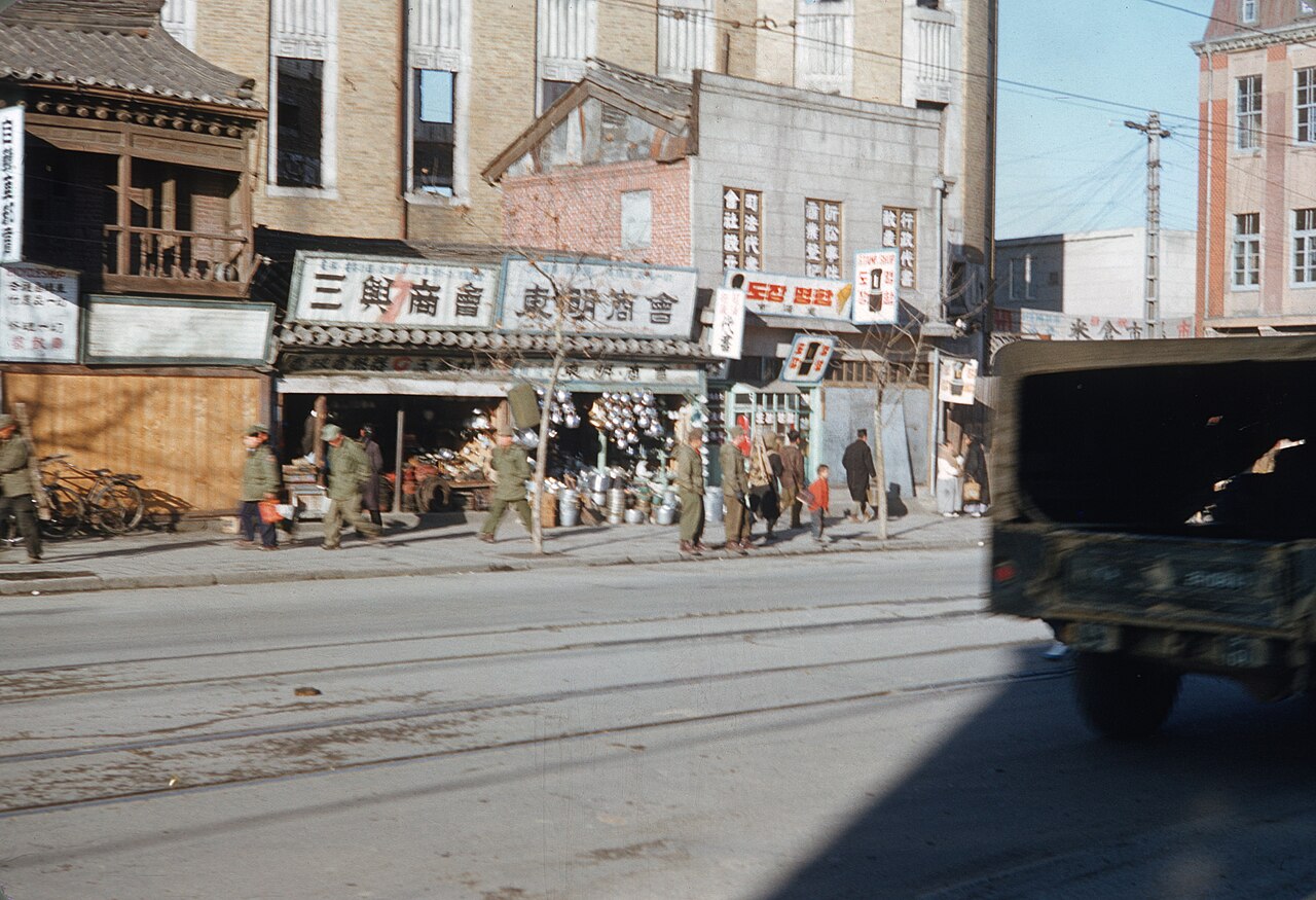 1954년 2월 전쟁 피해와 복구의 흔적이 남은 서울 도심