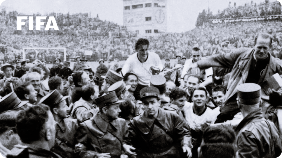 1954년 월드컵 우승 뒤 쥘리메컵을 들고 이동하는 서독 선수단