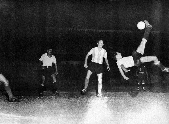 1956년 센테나리오에서 골키퍼가 공중의 공을 처리하는 경기 사진