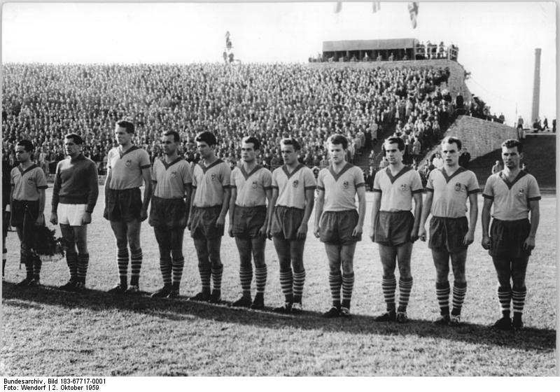 1959년 9월 30일 경기 전 흰 상의를 입고 한 줄로 선 ASK 포어베르츠 베를린 선수단 흑백 사진