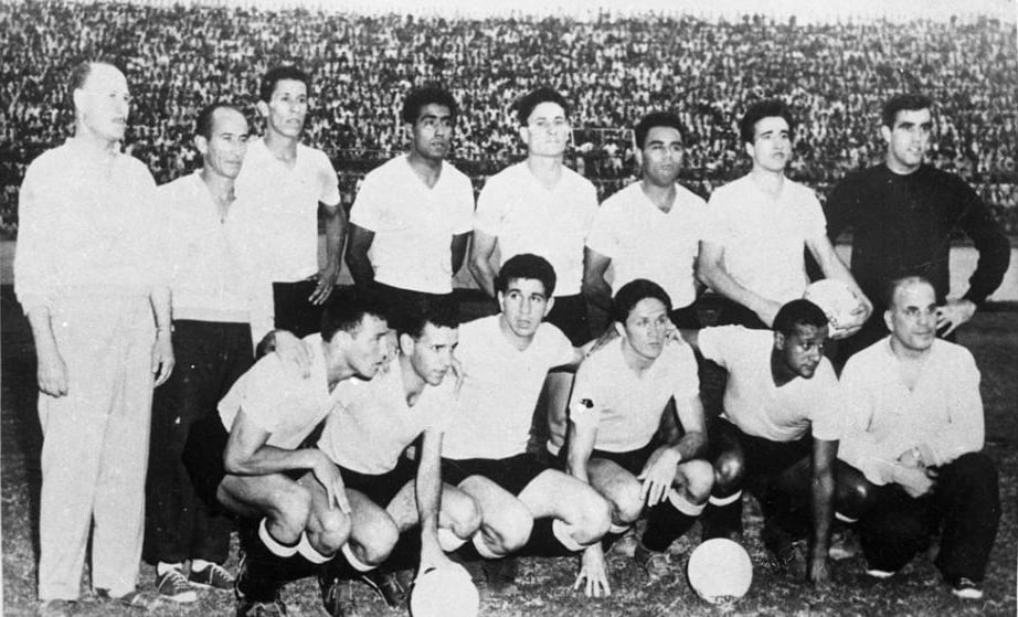 가득 찬 관중석을 등지고 두 줄로 선 1959년 12월 과야킬 대회의 우루과이 대표팀