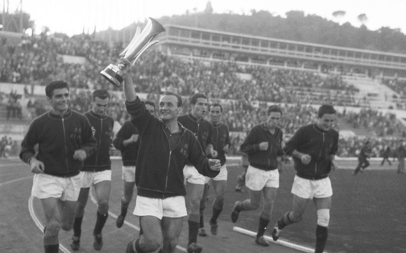 1961년 10월 11일 올림피코에서 페어스컵 트로피를 들고 그라운드를 도는 AS 로마 주장 자코모 로시와 선수들
