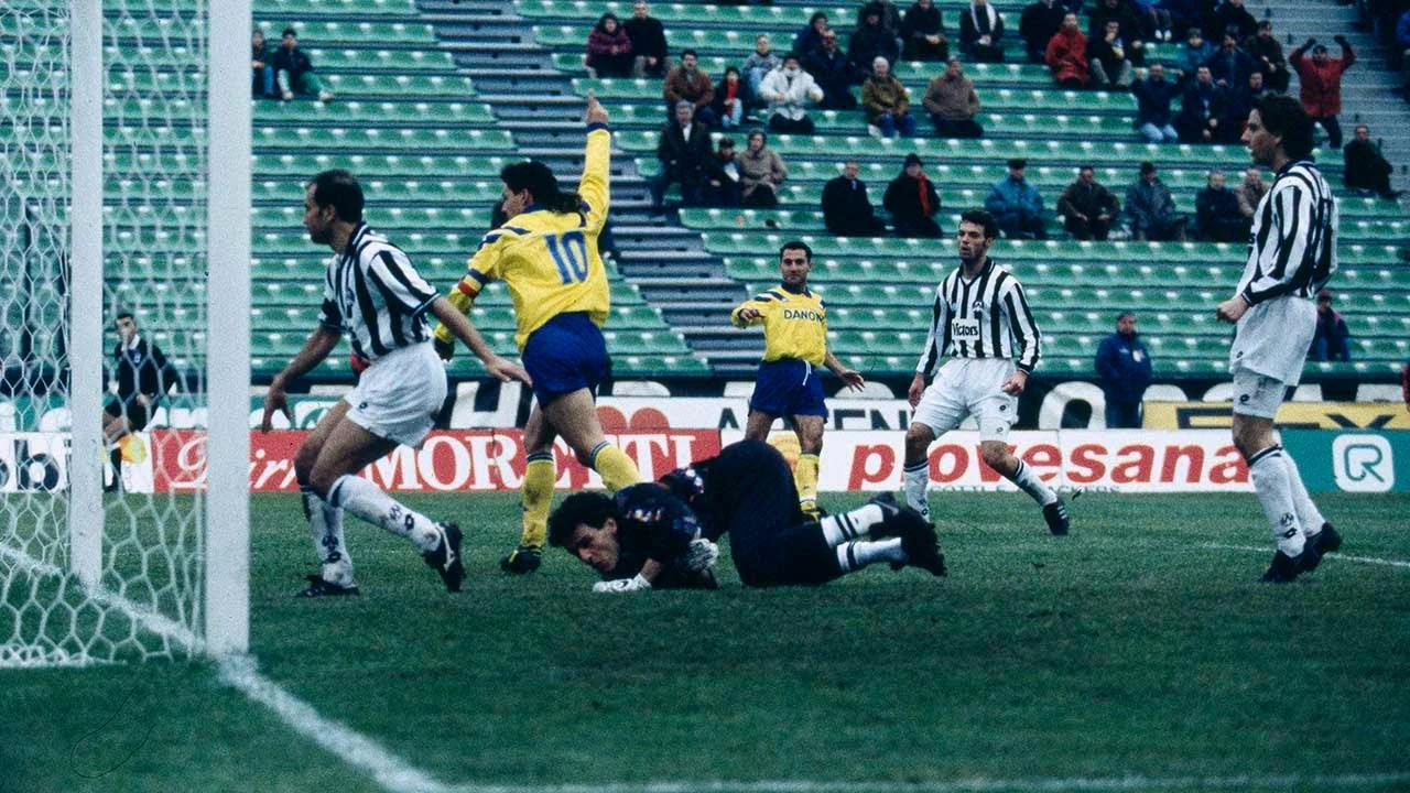1993-94 시즌 우디네세전에서 골키퍼를 넘어 득점하는 유벤투스의 10번 바조