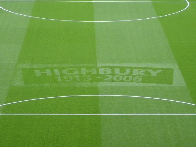 하이버리 잔디에 HIGHBURY 1913-2006 글자를 새긴 모습