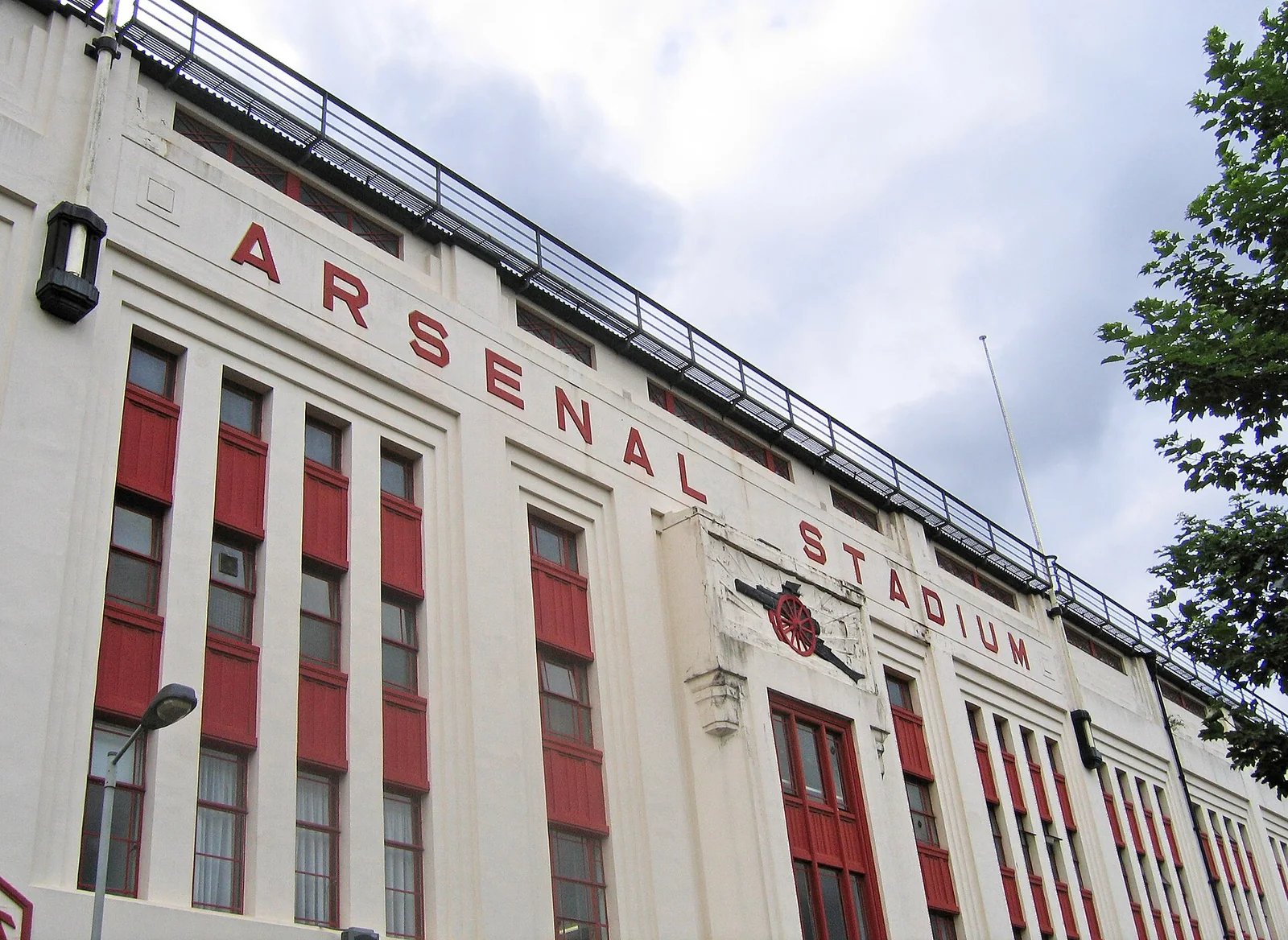 ARSENAL STADIUM 글자가 새겨진 하이버리 동쪽 스탠드의 흰 아르데코 외벽