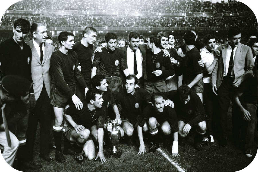 UEFA 유로 1964 우승 트로피와 함께 모인 스페인 대표팀