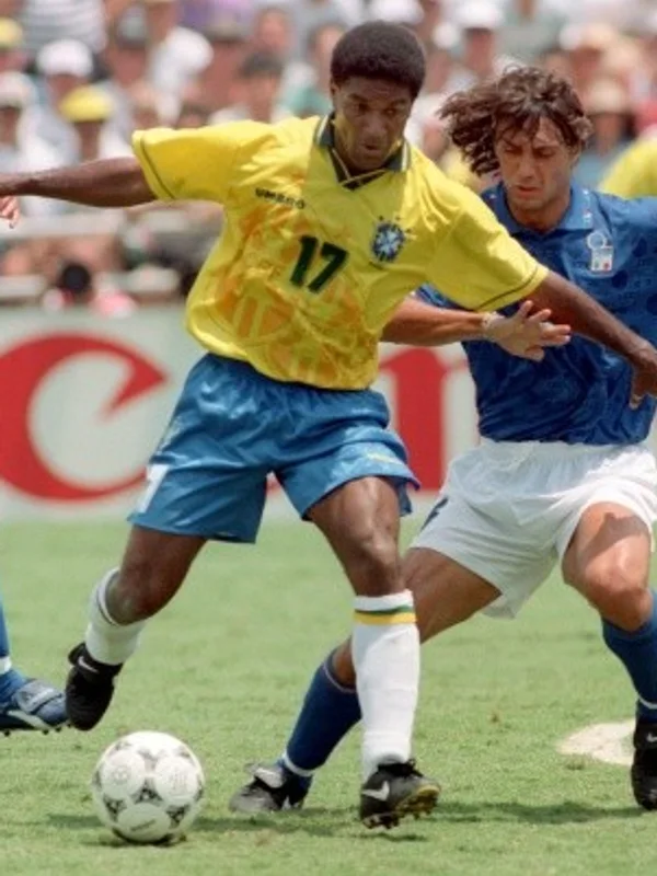 1994 FIFA 월드컵 결승에서 이탈리아 수비 사이로 공을 지키는 브라질 17번 마지뉴