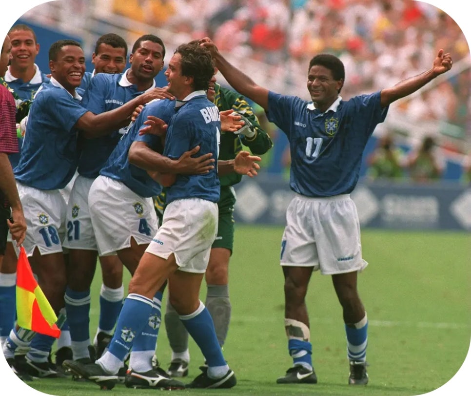 1994 FIFA 월드컵에서 브라질 대표팀 17번 마지뉴가 두 팔을 벌리고 웃는 모습