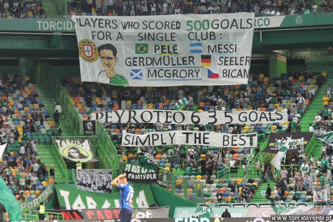 스포르팅 관중석에 걸린 PEYROTEO 635 GOALS SIMPLY THE BEST 현수막과 한 구단에서 500골을 넣은 선수들을 적은 현수막