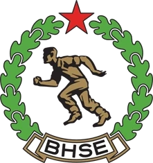 붉은 별 아래 월계수 원 안에서 달리는 병사와 BHSE 글자가 든 1950년대 부다페스트 혼베드 문장