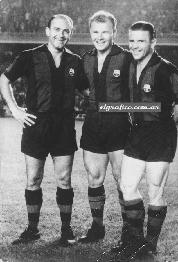 경기장에서 진한 색 세로 줄무늬 바르셀로나 유니폼을 입은 디스테파노, 쿠발라, 푸슈카시가 어깨를 겯고 웃는 흑백 사진