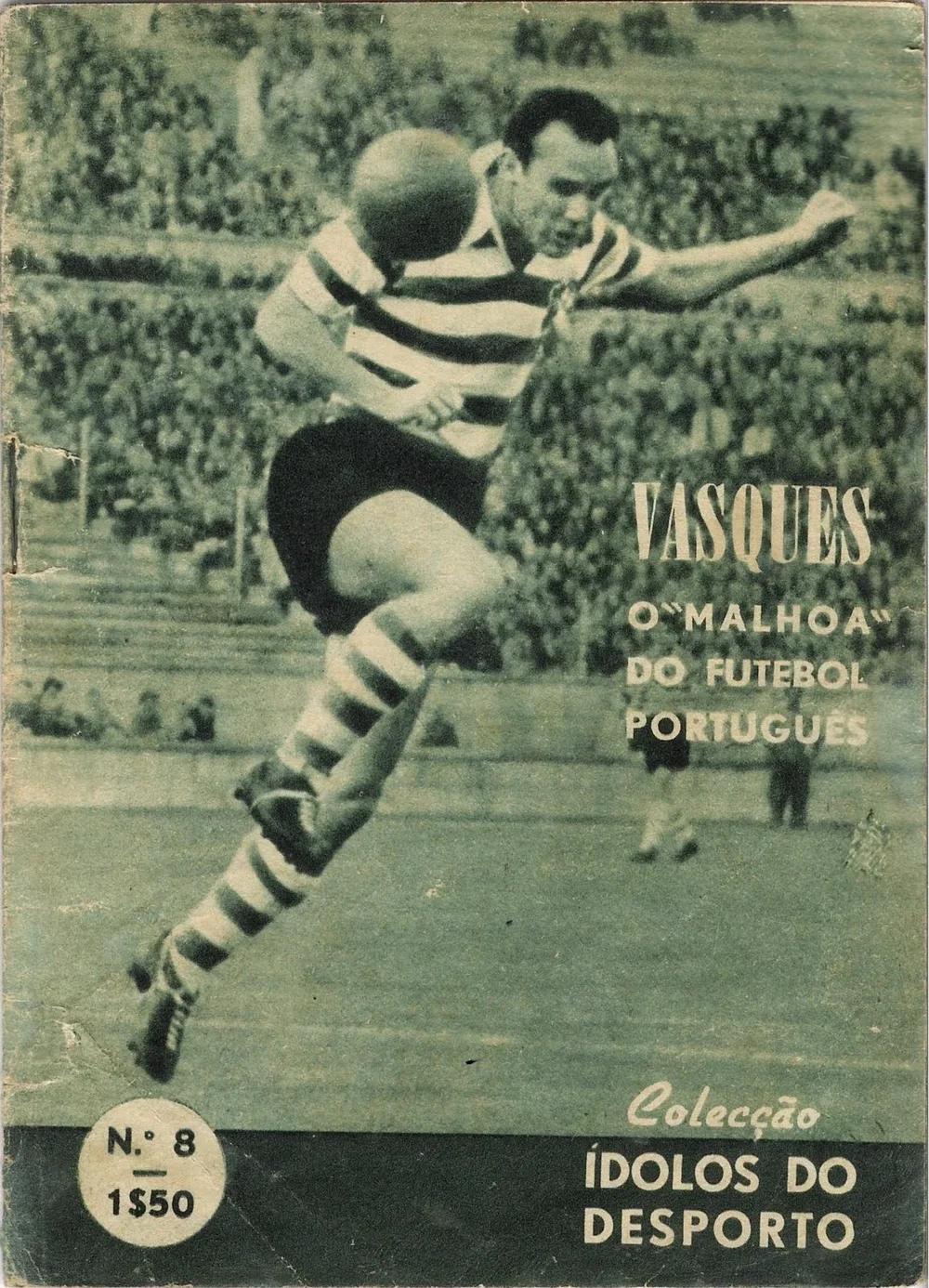 줄무늬 셔츠를 입은 선수가 공을 차는 사진 위에 VASQUES O MALHOA DO FUTEBOL PORTUGUÊS라고 적힌 옛 책자 표지