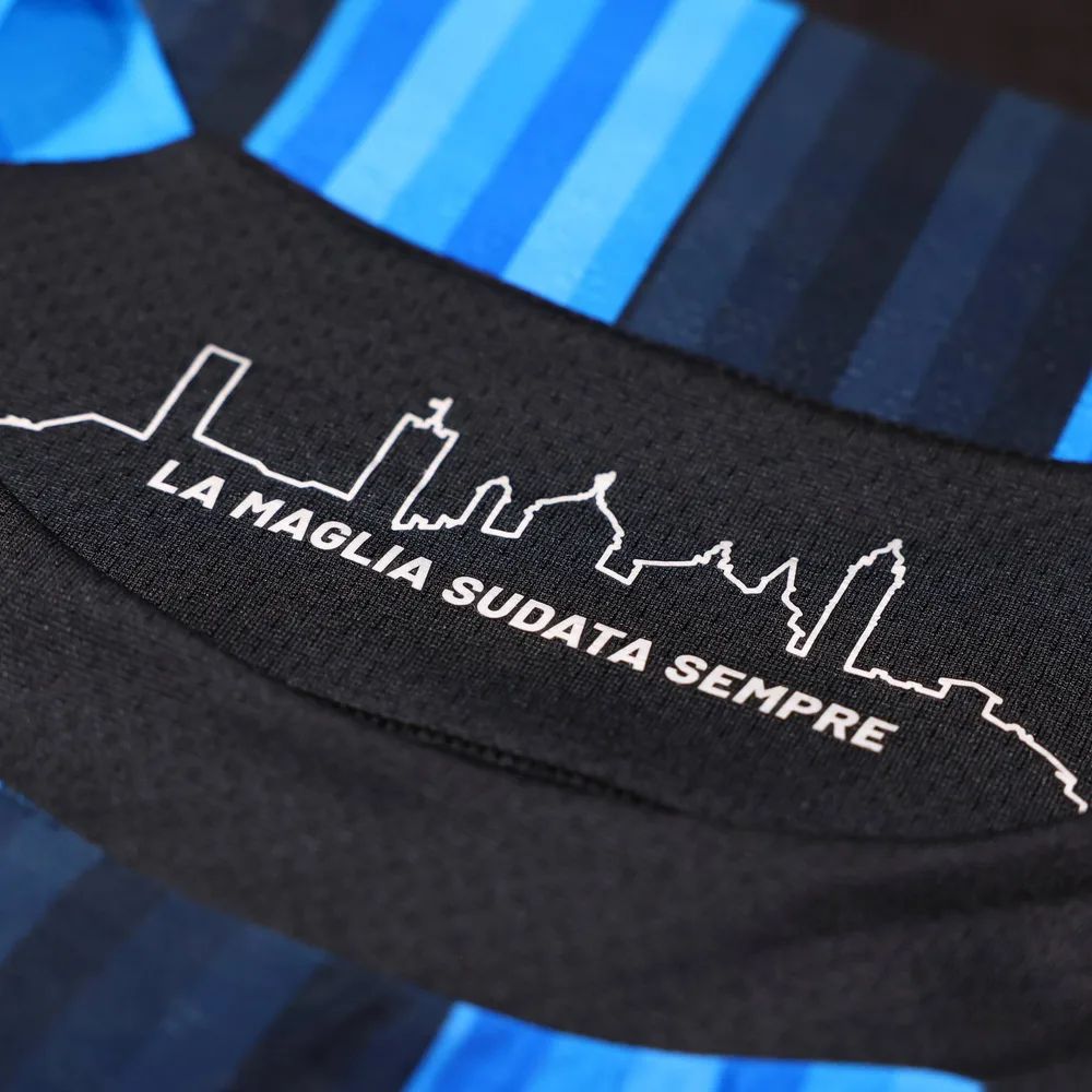 아탈란타 2026/27 홈 유니폼 칼라 안쪽의 베르가모 스카이라인 선화와 LA MAGLIA SUDATA SEMPRE 문구