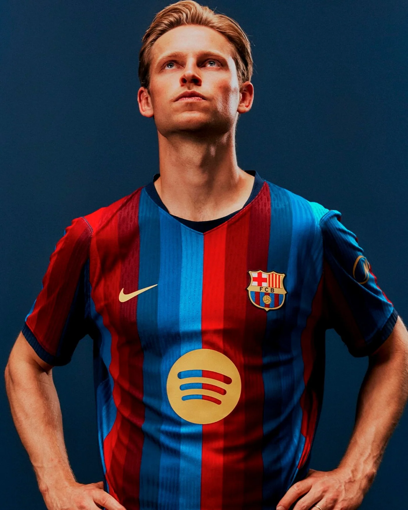 FC 바르셀로나 2026/27 홈 유니폼을 입고 위를 바라보는 프렝키 더용