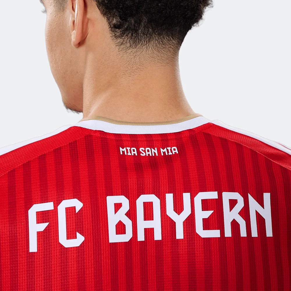 FC 바이에른 뮌헨 2026/27 홈 유니폼 등판의 MIA SAN MIA 문구와 FC BAYERN 글자