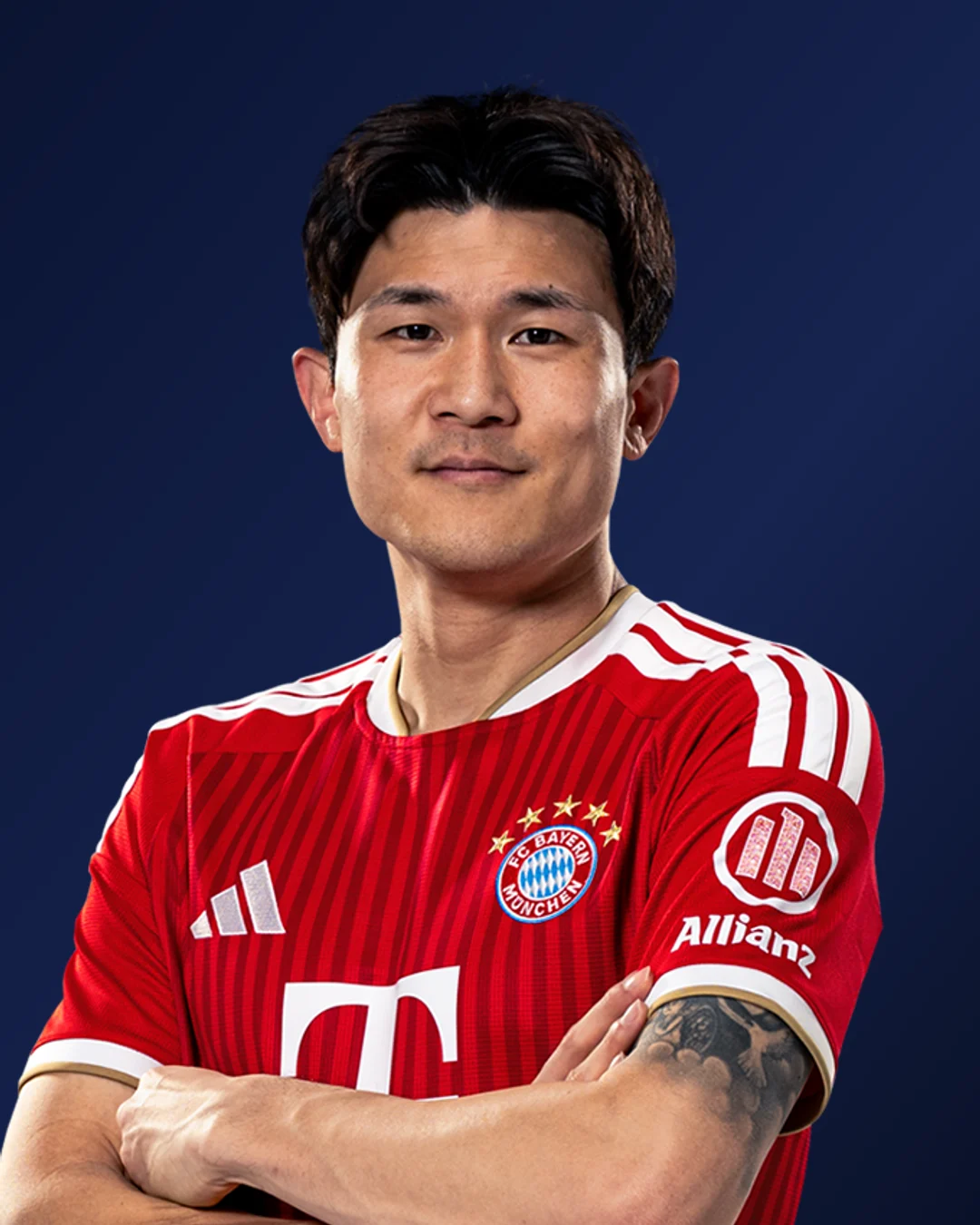 FC 바이에른 뮌헨 2026/27 홈 유니폼을 입고 팔짱을 낀 김민재