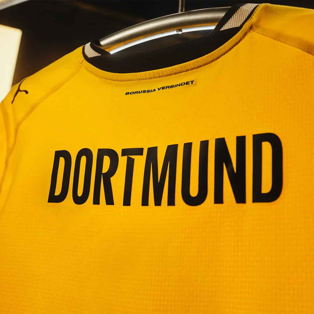 보루시아 도르트문트 2026/27 홈 유니폼 등판의 DORTMUND 글자와 목 뒤의 작은 구호