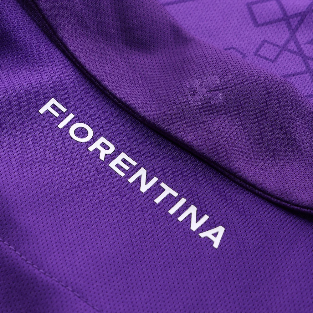 피오렌티나 2026/27 홈 유니폼 등판 목 아래 FIORENTINA 글자 확대