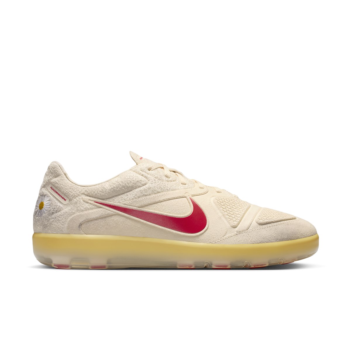 아이보리색 스웨이드 갑피와 빨간 스우시, 뒤꿈치 데이지가 보이는 Nike Cryoshot CTR360