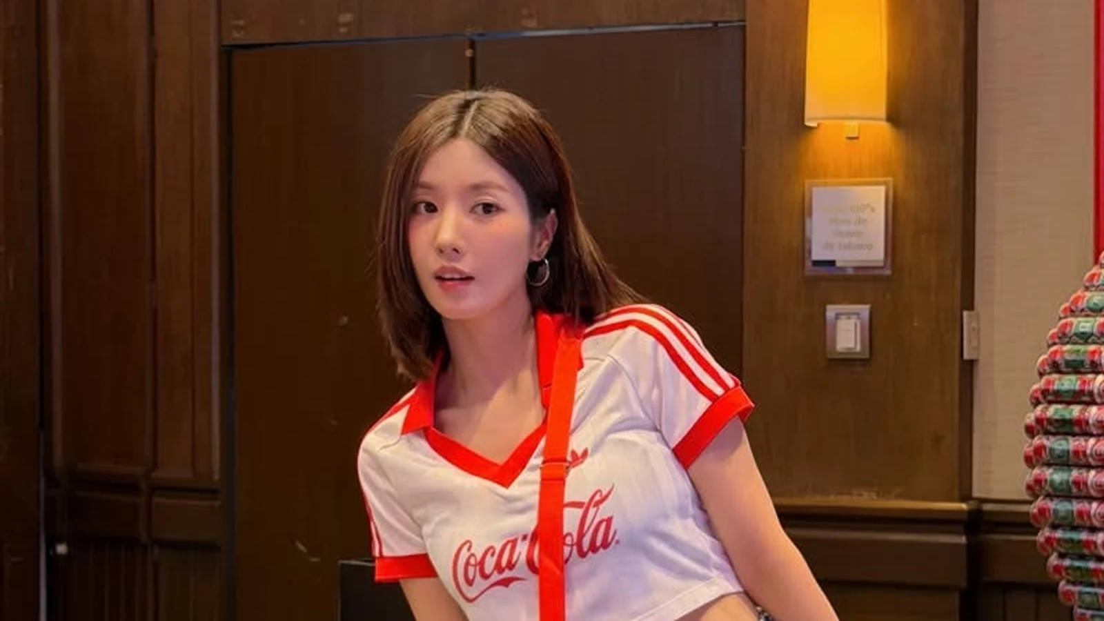 흰색 아디다스 코카콜라 크롭 저지와 데님 미니스커트를 입은 권은비