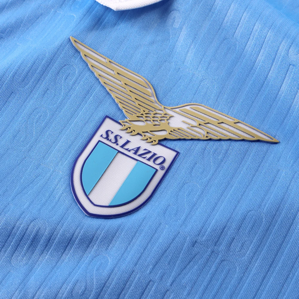 라치오 2026/27 홈 유니폼 가슴의 금빛 독수리와 SS LAZIO 방패 문장 확대