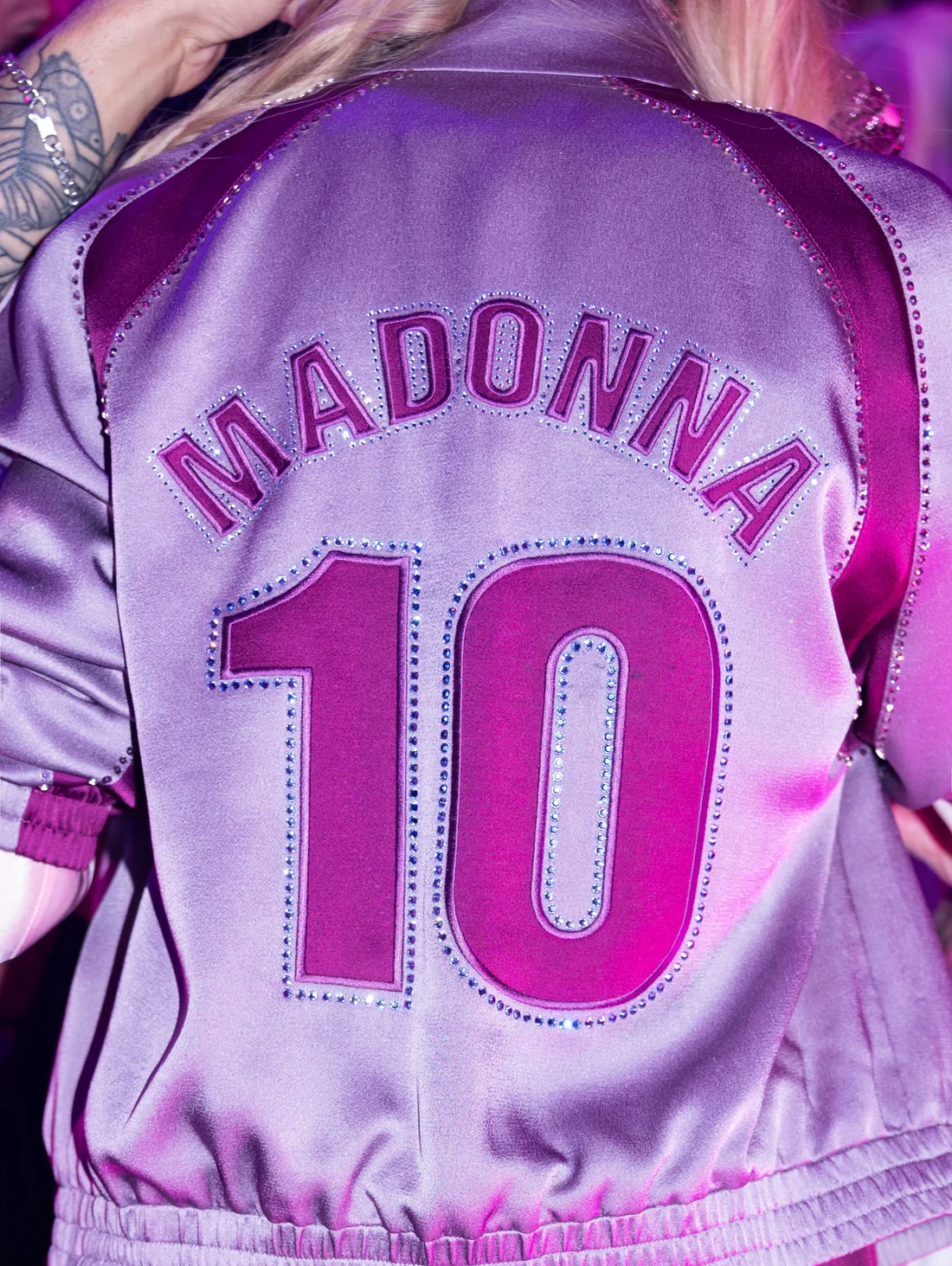 MADONNA 10이 박힌 라일락 새틴 재킷의 등판