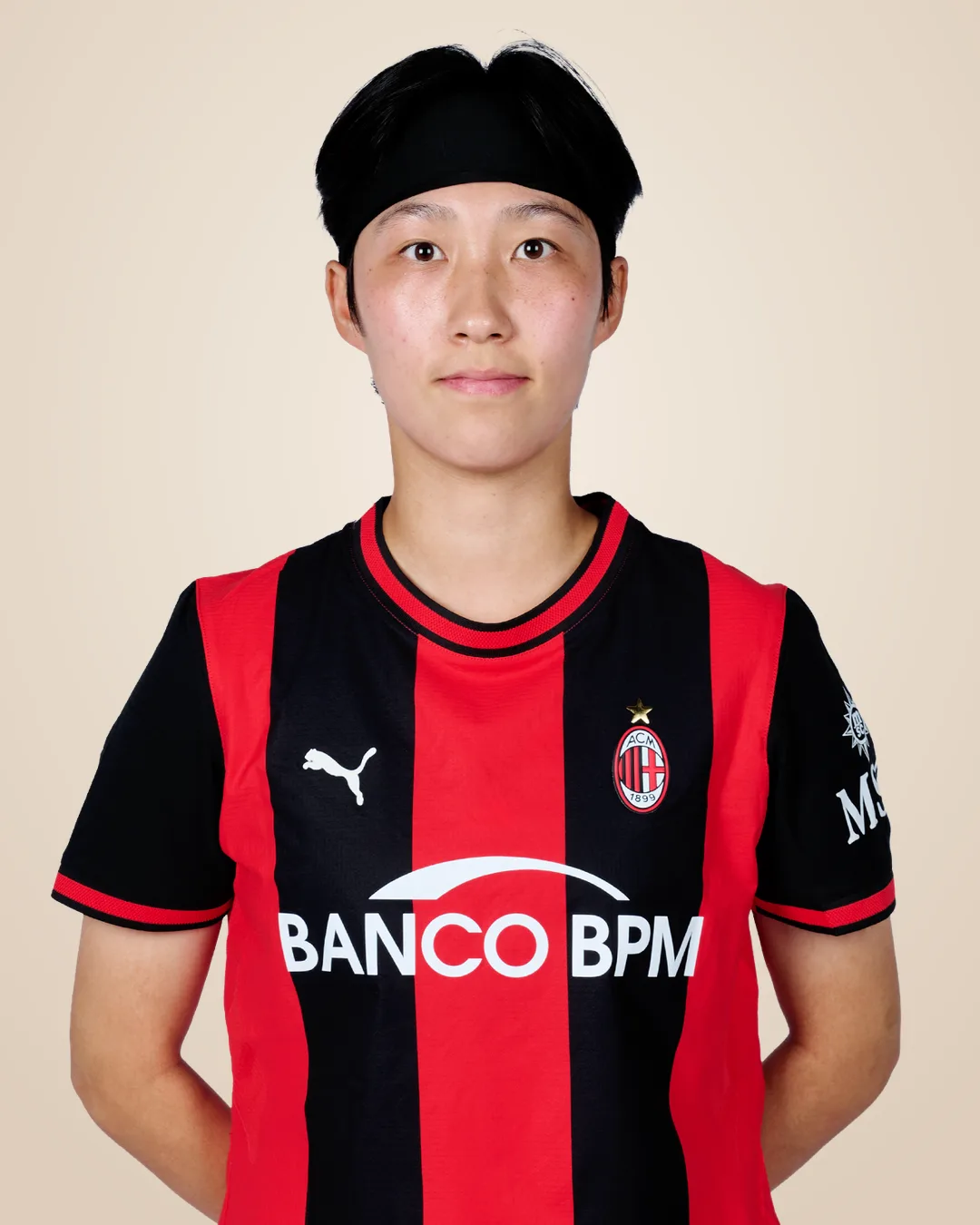 검은 헤어밴드를 하고 AC 밀란 2026/27 홈 유니폼을 입은 박수정