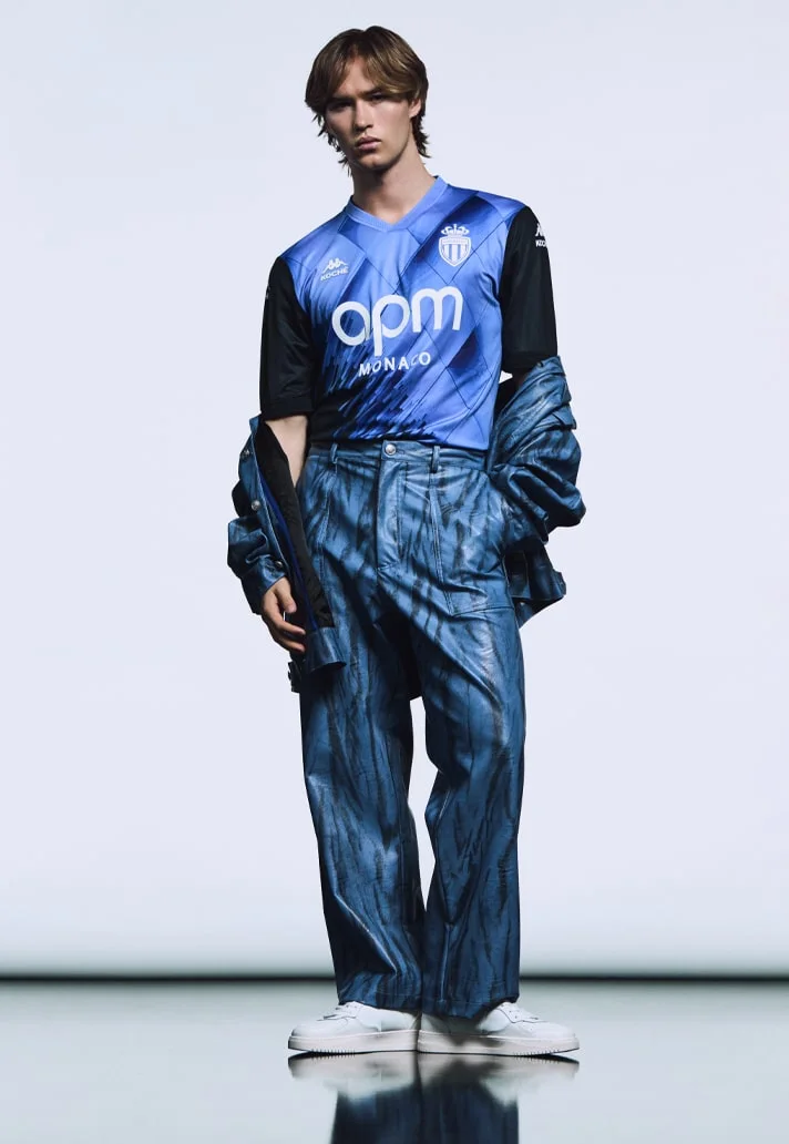 파란 모나코 한정판 셔츠에 파란 데님 바지와 데님 재킷, 흰 운동화를 맞춘 남성
