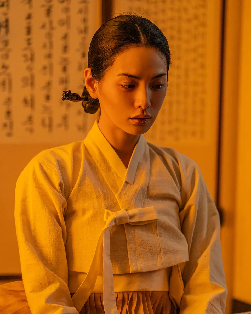 넷플릭스 시리즈 스캔들에서 한복을 입고 서신을 내려다보는 희연 역의 나나