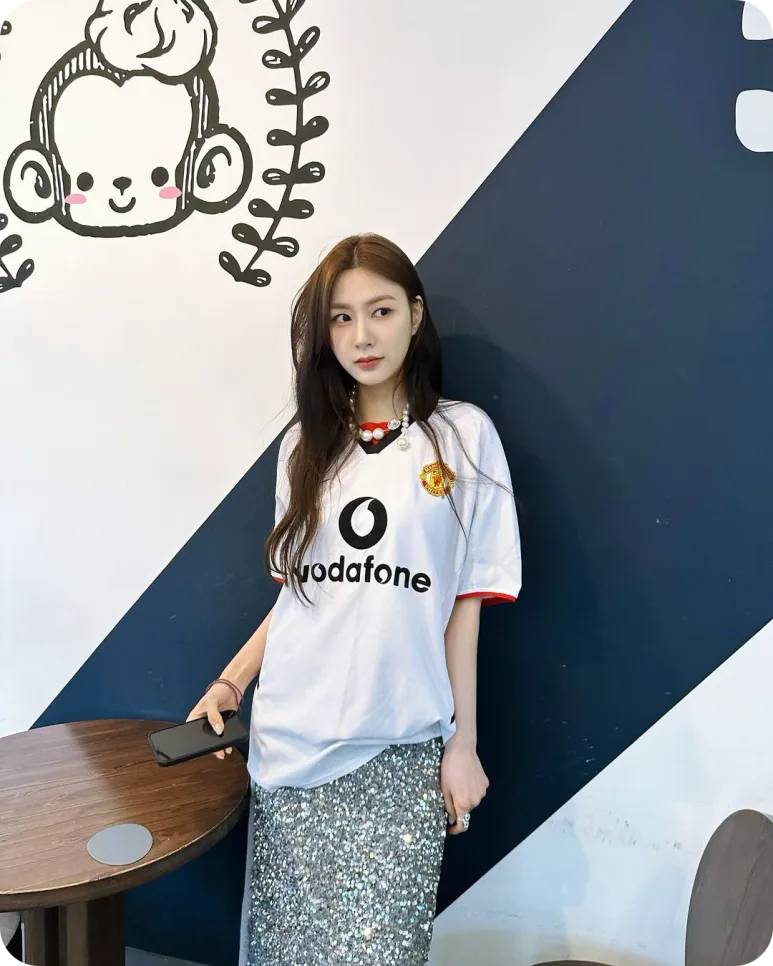 화이트 맨유 유니폼의 문장과 보다폰 로고가 보이는 오하영 상반신