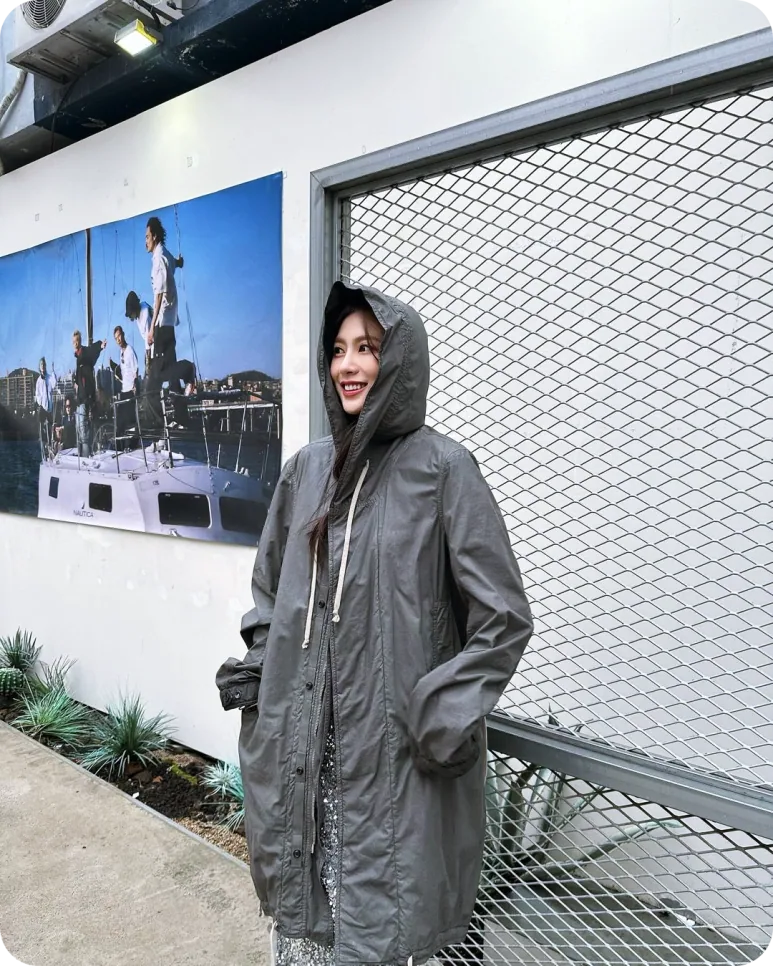 회색 셸 파카 아래 스팽글 스커트를 겹쳐 입은 오하영