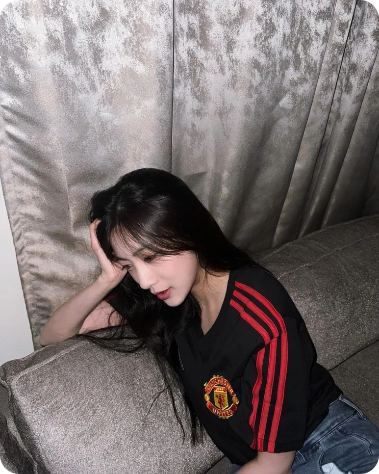 블랙 맨유 유니폼과 데님의 편안한 실루엣