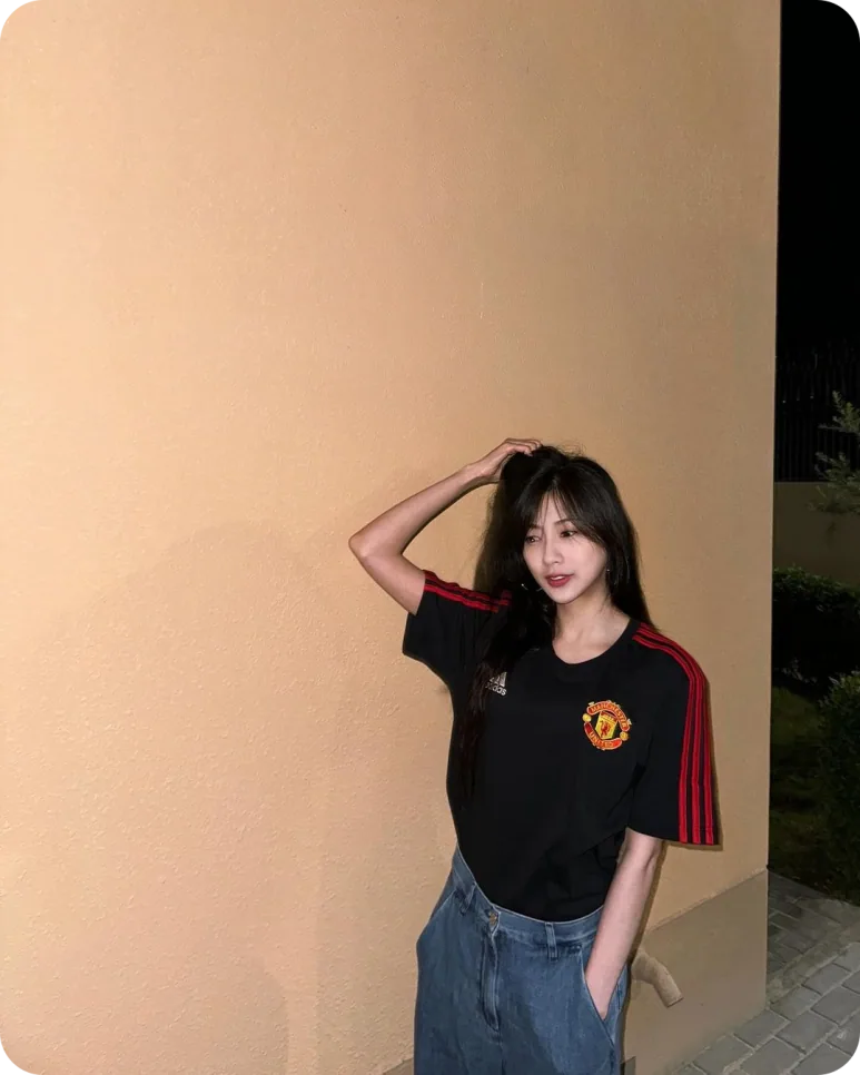 블랙 맨체스터 유나이티드 셔츠를 중청 데님에 넣어 입은 오하영