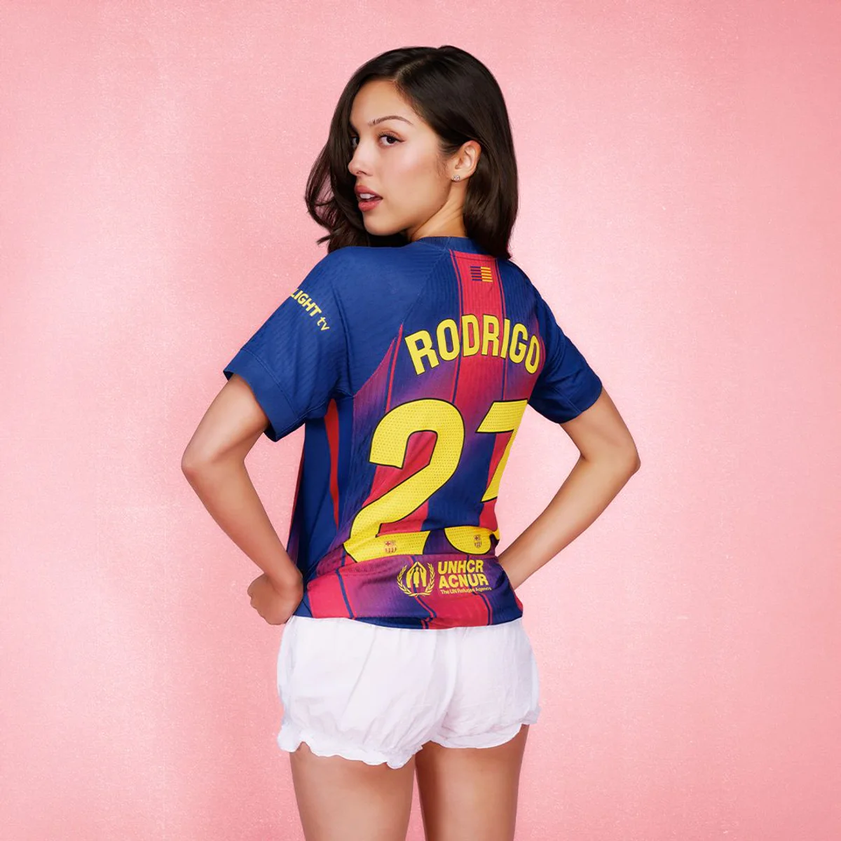 바르셀로나 홈 유니폼 뒷면의 RODRIGO 27 마킹을 보여주는 올리비아 로드리고