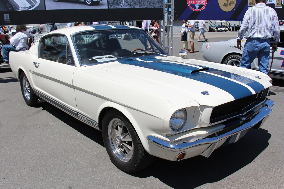 흰 차체의 보닛부터 지붕까지 파란 줄 두 개가 이어진 1965년형 셸비 머스탱 GT350