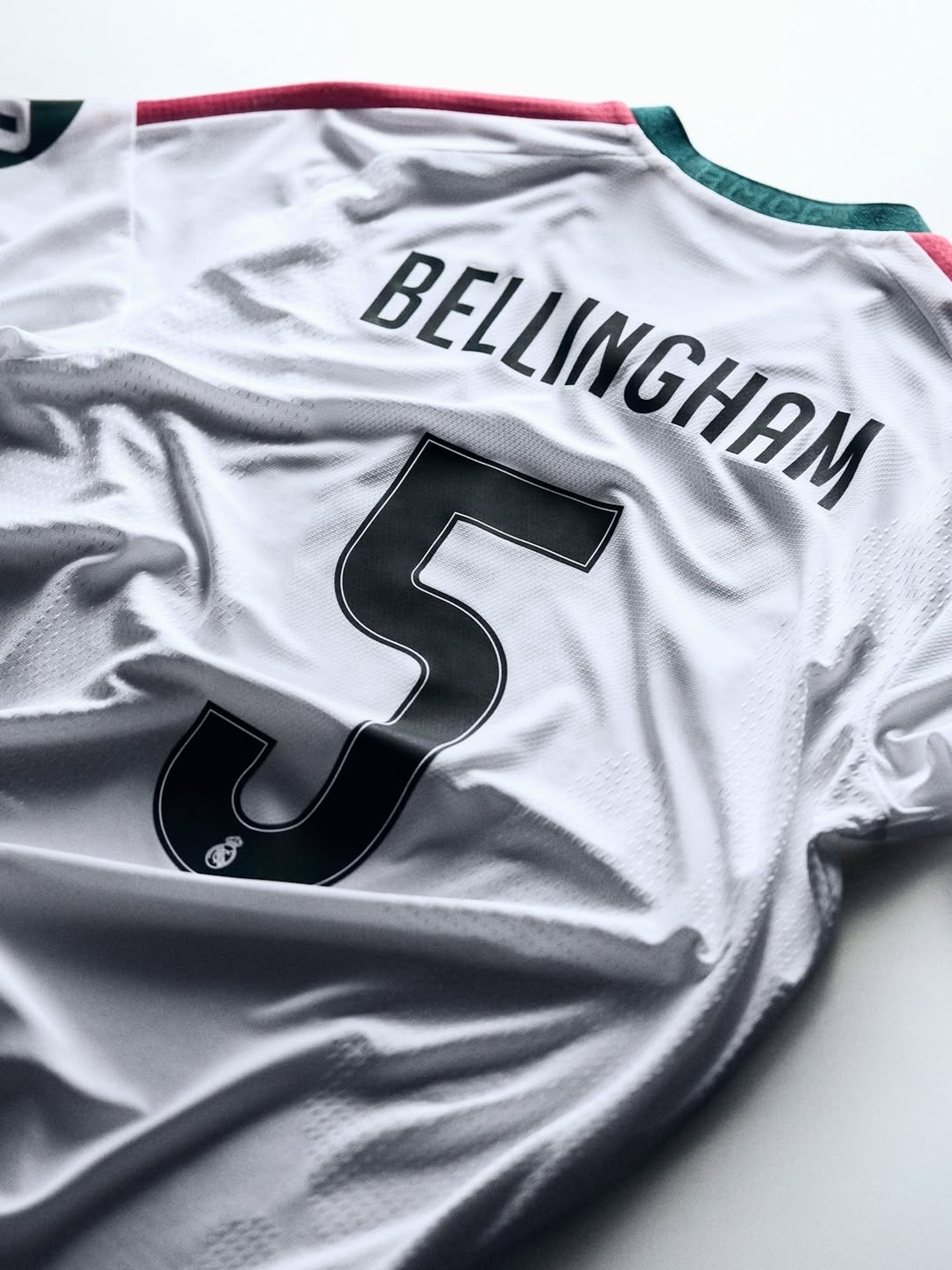 BELLINGHAM 5 마킹과 핑크색, 짙은 초록색 디테일이 보이는 레알 마드리드 2026/27 홈 유니폼
