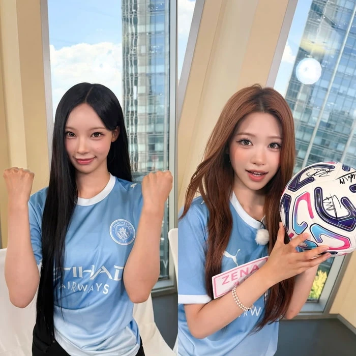 맨체스터 시티 하늘색 홈 유니폼을 입고 두 주먹을 쥔 원이와 사인볼을 든 제나