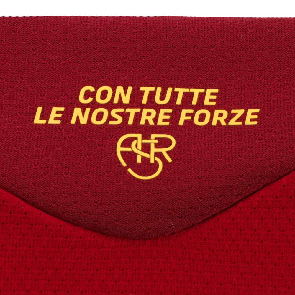 AS 로마 2026/27 홈 유니폼 목 뒤 안쪽의 CON TUTTE LE NOSTRE FORZE 문구와 ASR 모노그램 확대