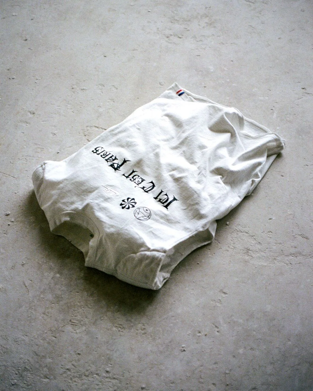 Ici C'est Paris 고딕 문장과 작은 PSG·Nike 기호가 놓인 흰색 상의