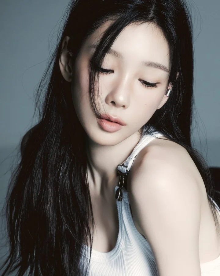 회색 배경에서 흰색 톱을 입은 태연의 파노라마 프로모션 인물 사진