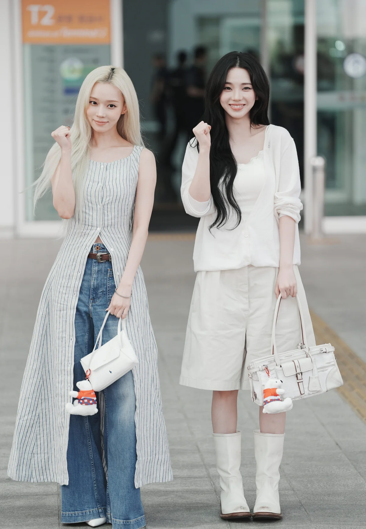 푸른 스트라이프 리넨 원피스 안에 와이드 데님을 입고 흰 폴로 플레이 백을 든 윈터와 카리나의 공항 패션