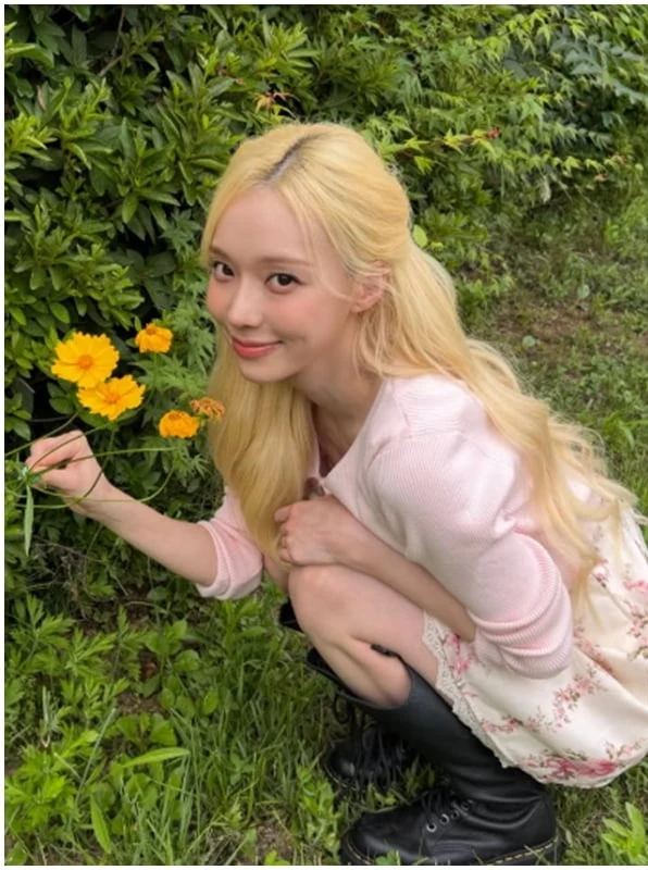 분홍색 플라워 원피스와 검은 무릎 높이 레이스업 롱부츠를 함께 입은 윈터