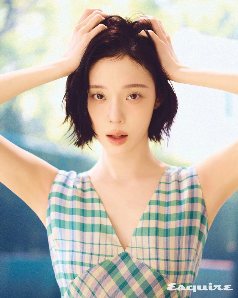 체크 패턴 폴로 랄프 로렌 드레스를 입은 윈터의 에스콰이어 화보 클로즈업