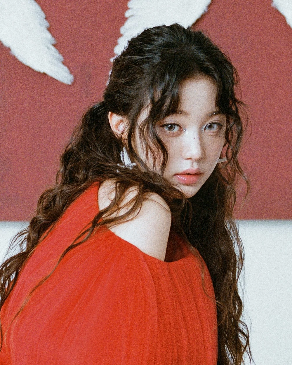 붉은 의상을 입고 카메라를 바라보는 장원영의 IVE 공식 프로필