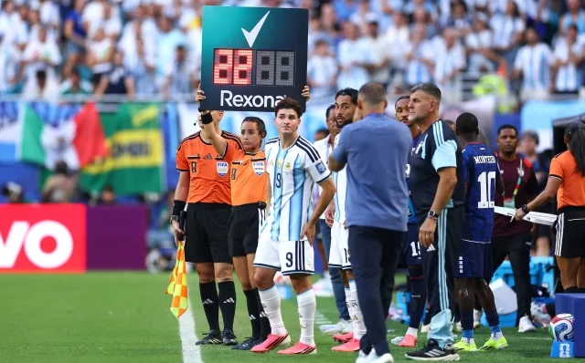 2026 FIFA 월드컵 아르헨티나와 카보베르데의 경기에서 대기심이 교체판을 들어 올린 장면