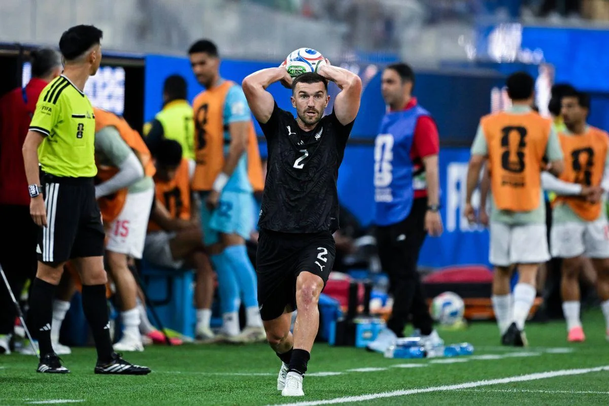 2026 FIFA 월드컵 이란과 뉴질랜드의 경기에서 뉴질랜드 수비수 팀 페인이 공을 머리 위로 들고 스로인을 준비하는 장면